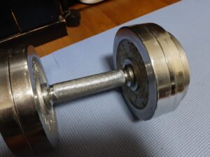 【画像】13.5kmのダンベルでアームカール8回3セット出来るようになったんやが