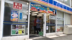 【経済】ファミマ、ロボットで飲料補充により店員の作業時間2割削減！