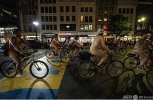 【画像】米ボストンで全裸サイクリング集団が街中を駆け抜け交通安全などを訴える