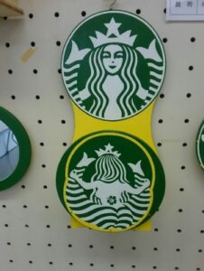 【悲報】ロシア版スタバ、そっくりロゴで開店…