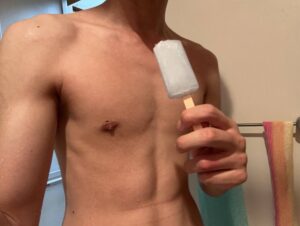 【画像】風呂でガリガリくん食うのうまいで