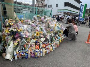 バス置き去り事件、お供え物として大量の飲み物が駐車場に置かれる