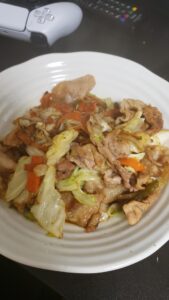 【悲報】一人暮らしワイ、今日も簡単に作れる野菜炒めで空腹を満たす….