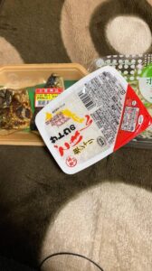 【悲報】ワイニートの晩飯、白米と昆布だしサバ塩焼きとサラダのみっ!wwwww