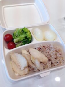 【悲報】アメリカに出稼ぎしてる日本人の食事が物価のせいで貧相すぎて泣けると話題に…