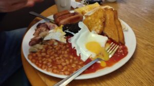 英国人「わが国では6.5ポンド（約1100円）出すだけで朝食が出てくる。こういうのでいいんだよ」