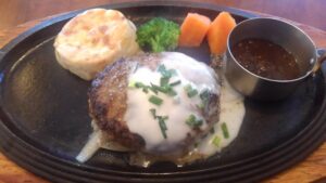【朗報】初めてロイヤルホスト行ってランチのハンバーグ食ったけどめっちゃうまかったわwww