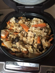 【悲報】炊き込みご飯が食べたくて米と肉と野菜を炊飯器に入れて炊いたんだけどさあ