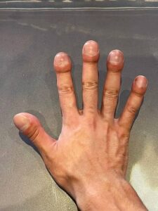 【悲報】『美容師』1日14時間以上働いても手取り15万円「長時間労働なのに給料があまりに低い」