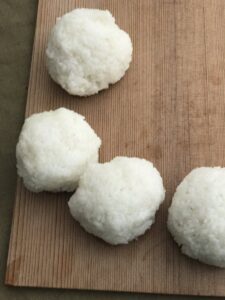 【速報】料理研究家の土井善晴さん、おむすびを握る