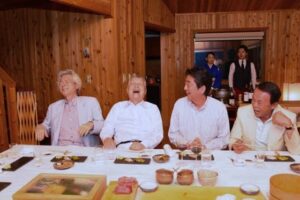 【悲報】日本「クククク…コオロギはビタミンタンパク質 そして鉄分が含まれている完全食だァ」