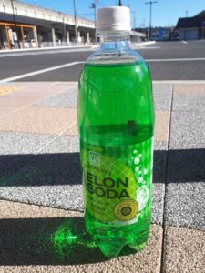 【飲料】メロンソーダとかいう1.5ペットで売れば絶対売れるのに頑なに売らない謎飲料wwwwwwwww