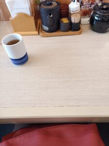 【悲報】ワイOL、かつやでおっさんに囲まれぼっちざディナー…