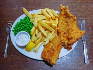 【画像】イギリスご自慢の「フィッシュ・アンド・チップス」とかいう料理wwwwwwwwwwwwww