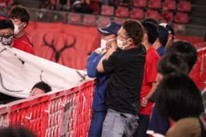 【サッカー】鹿島サポをフーリガン扱い!広島戦の愚行に外国人ファン嘲笑「クレイジー」